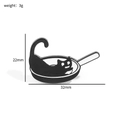 Broche créative chat noir dans une poêle pin's émaillé style cartoon 32x22mm - Style Chat Noir Allongé Dans Une Poêle (XZ3155-7)