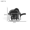 Pin's en émail chat noir dans une poêle blanche badge en métal créatif 30mm - Style Chat Noir Assis Dans Une Poêle (XZ3155-11)