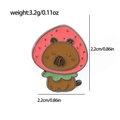 Détail de la broche ours avec dimensions de 2,2 cm sur 2,2 cm et poids 3,2g - Style Capybara avec Chapeau Fraise (XZ2699-5)