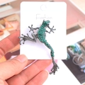 Grüne Kristall Frosch Brosche mit antikem Finish auf Modekarte für Anzug-Accessoires - Grün