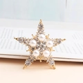 Elegante broche de estrella con perlas blancas y diamantes de imitación en dorado - Estilo Perla Dorada