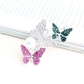 Détail de la broche papillon avec strass colorés et perles sur une revue de mode - Argent