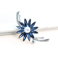 Spilla a fiore con cristalli blu, perla bianca e strass su base argentata - Argento e Blu Notte