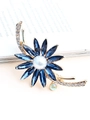Spilla a fiore dorata con pietre preziose blu, perla bianca e cristalli scintillanti - Oro e Blu Notte
