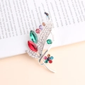Exquise broche émaillée en forme de fleur et feuille avec strass colorés argentés - Base Argentée Strass Multicolore / Coloré