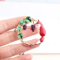 Broche de esmalte con zorro lindo, uvas moradas y hojas verdes en diseño de corona circular - Zorro Rojo Y Blanco / Rojo