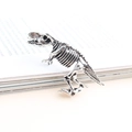 Détail macro d'une broche squelette de dinosaure en argent vintage gravé avec soin - Argent antique