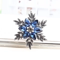 Eleganter Schneeflocken-Anstecker mit tiefblauen Kristallen und Silber-Finish - Blau