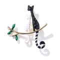 Spilla gatto smaltata con gatti bianchi e neri su un ramo dorato accessorio moda - Nero e Bianco
