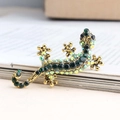 Broche gecko avec strass verts et irisés sur une base plaquée or élégante - Petit Vert