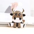 Broche veau mignonne en métal doré avec émail blanc et strass marron scintillants - Or Antique Blanc