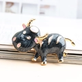 Leuke cartoon koe broche met zwart marmeren emaille textuur en gouden accenten - Zwart