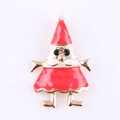 Detalle del broche navideño en esmalte rojo con acabado dorado y pedrería en color verde - Chica con Vestido Rojo (Style 7)