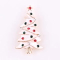 Primer plano de un broche de árbol de Navidad con esmalte blanco y pedrería de colores - Árbol de Navidad de Esmalte Blanco (Style 8)