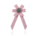 Dettaglio della spilla a fiocco in nastro rosa a spina di pesce con strass a stella - Rosa Spina di Pesce (Stile 2)