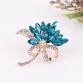 Detailansicht der Blumenbrosche mit pfauenblauen Kristallen und roségoldener Schleife - Pfauenblau Roségold Floral (Stil 1)