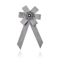 Elegante spilla a fiocco a righe grigie con strass a fiocco di neve e gemma nera centrale - Grigio Spina di Pesce (Stile 4)