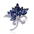 Detailansicht der Brosche mit marineblauen Kristallen im Marquise-Schliff und Silbersteinen - Dunkelblau Silber Floral (Stil 2)