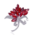 Detailansicht der Brosche mit roten Kristallen in Marquise-Schliff und Silberband - Rot Silber Floral (Stil 4)