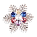 Primer plano de un broche de copo de nieve con cristales coloridos y chapado en oro rosa - Copo de Nieve de Cristal de Colores (Style 17)