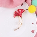 Broche de hoja de ginkgo en esmalte rojo con borde dorado, perla y cristales brillantes - Rojo