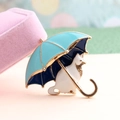 Spilla gatto cartone animato giapponese sotto ombrello con smalto blu e bordi dorati - Blu