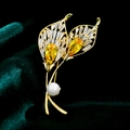 Elegante broche de hoja dorada con piedras amarillas y perla sobre seda verde - Estilo de Doble Hoja con Perla y Circonia Pera Amarilla (B578)