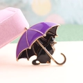 Spilla smaltata con pipistrello nero e ombrello viola in una scatola rosa - Viola