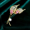 Elegante broche de tulipán dorado con gemas rosas, diamantes blancos y detalle de perla - Estilo Pesado de Mariposa de Perla y Circonia Rosa de Doble Capa (B577)