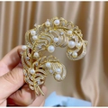 Elegante spilla a piuma dorata con perle bianche e zirconi scintillanti da donna - Oro (TB531)