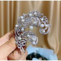 Elegante spilla a piuma d'argento con perle d'acqua dolce bianche e zirconi lucenti - Argento (TB535)