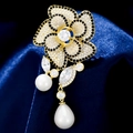 Eleganter Kamelien-Brosche in Gold mit weißen Zirkonia und Perlenanhängern - Tb508