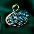 Eleganter Schwanen-Anstecknadel mit blauen Kristallen auf dunklem Seidenhintergrund - Saphir Schwan Form Stil (B592)
