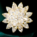 Eleganter dreilagiger Lotus-Zirkonia-Anstecknadel mit Goldfinish auf grünem Samthintergrund - Goldbasis Weißer Zirkon Blumenstil (TB020)