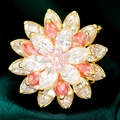 Luxuriöse dreistöckige Schneelotus-Brosche mit Zirkonia-Steinen auf goldener Basis - Rosa-weißer Blütenblatt-Stil (TB017)