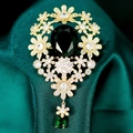 Vintage Blumenbrosche mit grünen Edelsteinen und weißen Zirkonia auf Goldbeschichtung - Birnenförmiger Dunkelgrüner Hauptstein Stil (B668)