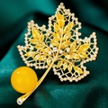 Ahornblatt-Brosche mit gelben Zirkonia und Perle auf grünem Seidenhintergrund - Ahornblatt-Kugel-Ornament-Stil (B681)