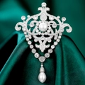 Spilla di perle barocche con zirconi e ciondolo a goccia su sfondo di seta - Stile Corona Vuota (TB706 Bianco) / Argento