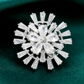 Elegante broche de copo de nieve con circonitas y acabado plateado sobre fondo seda - Estilo Copo de Nieve (TD080)