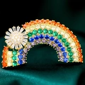 Eleganter Regenbogen-Strass-Brosche mit Kristallsonne auf grünem Samthintergrund - Regenbogen-Sonne-Stil (TB240)