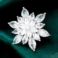 Exquisito broche de flor con circonitas de corte marquesa sobre seda verde - Forma de Copo de Nieve (TD051)