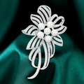 Elegante Blumenbrosche mit AAA-Zirkonia und weißen Perlen auf grünem Seidenhintergrund - Hohles Schleife Perle Stil (B075)