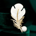 Eleganter Feder-Anstecker mit Muschel-Inlay, funkelnden Zirkonia und einer weißen Perle - Muschelblatt Perle Stil (B593)