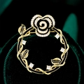 Eleganter Gold-Blumenkranz-Brosche mit schwarzer Rosenemaille und Zirkonsteinen - Rosenkranz Stil (B870)