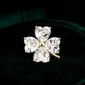 Elegante vierblättrige Kleeblatt-Brosche mit Zirkonia-Herzschliff und vergoldeter Basis - Weiß (TC291)