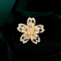 Spilla a fiore di ciliegio dorata con zirconi rosa su sfondo di velluto verde scuro - Rosa (TB800)