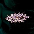 Makro-Detail der eleganten rosa Zirkon-Blumenbrosche mit Goldauflage auf Samtbasis - Rosaviolett (TD099)
