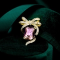 Nahaufnahme einer luxuriösen Schleifenbrosche mit großem lila Edelstein und Golddetails - Lila (TB794)