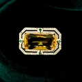 Vintage Brosche in Gold mit gelbem Edelstein und Mikro-Pave-Zirkonia Akzenten - Gelb