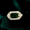 Makroaufnahme: Vintage-Goldring mit grünem Edelstein im Smaragdschliff und Diamant-Halo - Smaragdgrüner Stil(TD160)
